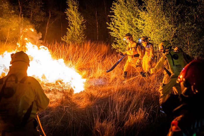 Leden van het handcrewteam in actie tijdens de grote natuurbrand in de Deurnsche Peel vorig voorjaar.