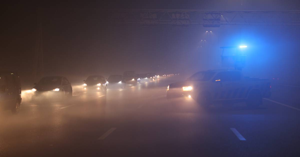 Diverse aanrijdingen in dichte mist, ook glad op de weg.