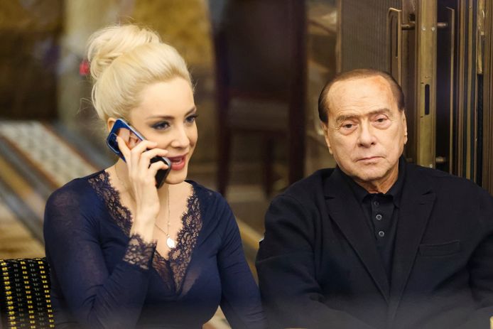 Silvio Berlusconi met zijn partner Marta Fascina in Milaan in februari 2022.