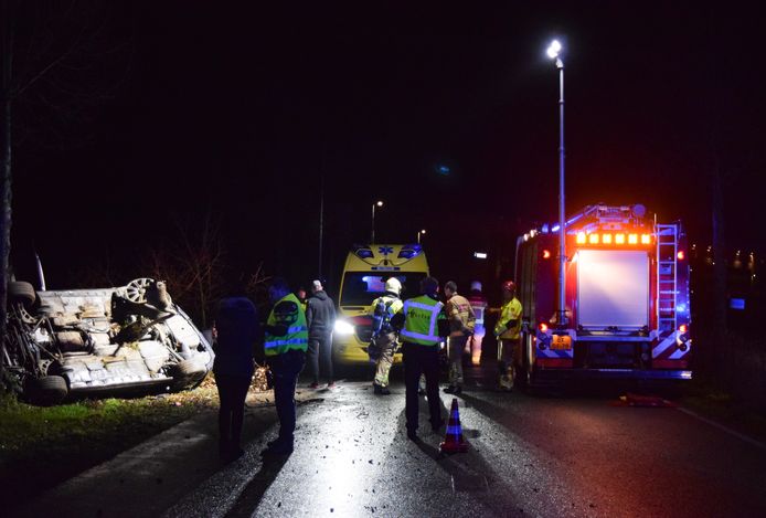 Auto over de kop in Doetinchem