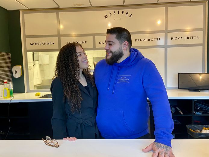 Davide Cerchia (28, rechts) van Via Toledo samen met zijn vrouw.
