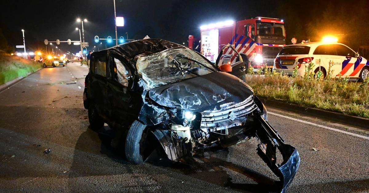 Man uit auto geslingerd en overleden bij zware botsing in Breda, bestuurder aangehouden voor rijden onder invloed.