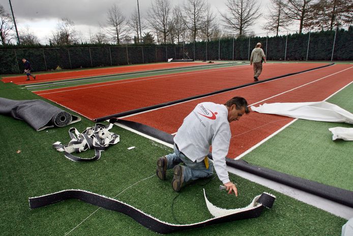 De vorige baanrenovatie bij MTV in 2009. Eigenlijk moet dat iedere tien jaar gebeuren. Maar MTV stelde het uit in de hoop dat de verhuizing naar sportpark Oudven op korte termijn zou plaatsvinden. Nu dat niet gebeurt, worden de banen binnenkort toch vernieuwd.