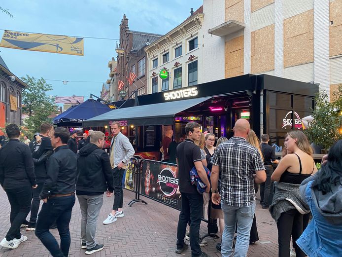 Familie, vrienden en collega’s van Mandy voor het café Shooters op de Arnhemse Korenmarkt.