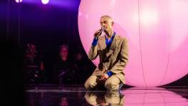 Joris brengt Harry Styles naar het podium van The Voice