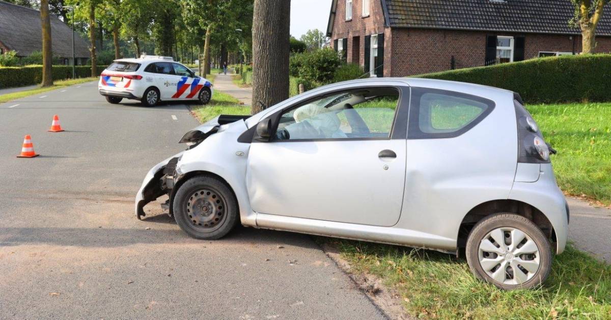 Automobilist zwaargewond bij botsing tegen boom in Helvoirt, slachtoffer door omstanders uit auto gehaald.