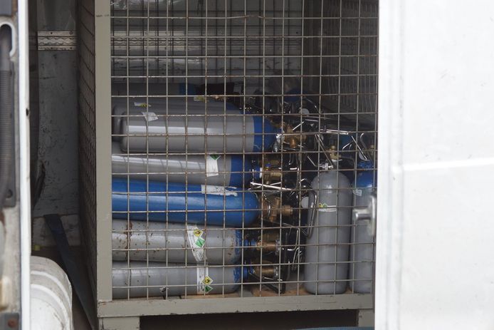 In het busje werd een pallet met lachgasflessen aangetroffen.