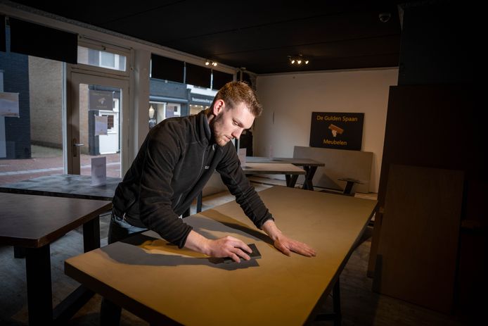 Roy van Reem aan het werk in zijn winkel.