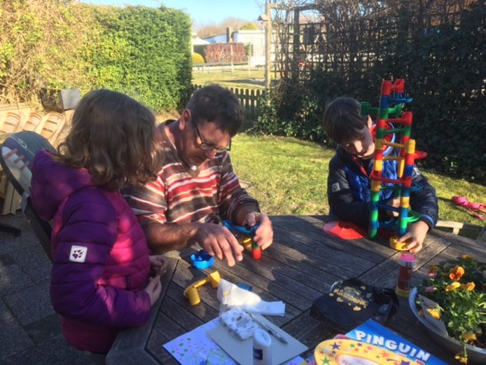 Oekraïense kinderen verzetten samen met de man van Annelies Witzel de zinnen op recreatiepark Het Oude Nieuwland in Ouddorp.