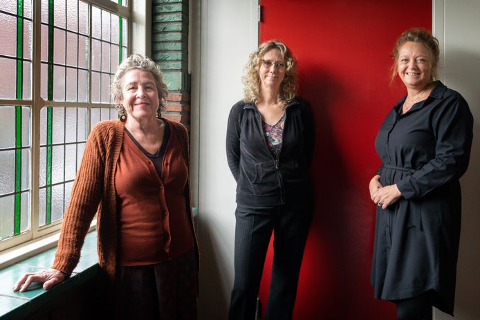Van links naar rechts: Monique Rijkers, Hilde Vriens en Liesbeth Graafmans van het Bossche steunpunt voor mensen met long Covid. ,,Mensen vragen zich af hoe lang het nog gaat duren”, zegt Graafmans.