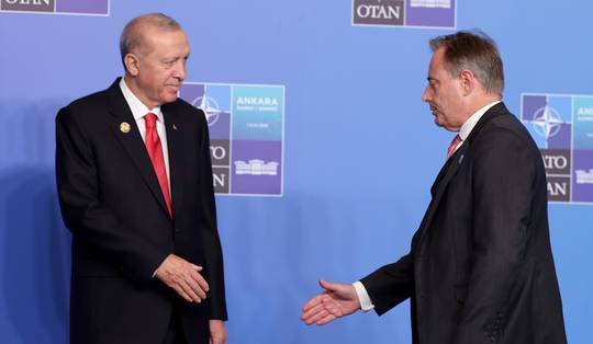 Een verrassend geschenk: De Wever kreeg gegraveerde revolver en zes kogels cadeau van Erdogan na NAVO-top