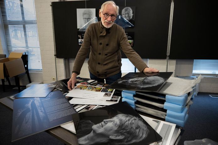 Fotograaf Ben Wilde, bezig met de inrichting van zijn expositie.