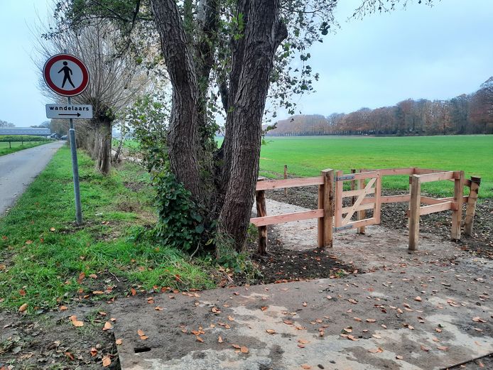 De ingang van het 'nieuwe' Kerkpad, aan de kant van de Kapperallee. Door de omleiding komen wandelaars niet langer over het erf van boer Hans van Schooten.