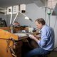Wouter van Baalen is de laatste zilversmid van Amsterdam: ‘Het is magisch werk’
