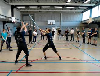 IN BEELD. Geschiedenisstudenten leren de kunst van het 14e-eeuwse slagzwaard: “Zwaard in de ene hand, historische bron in de andere.”
