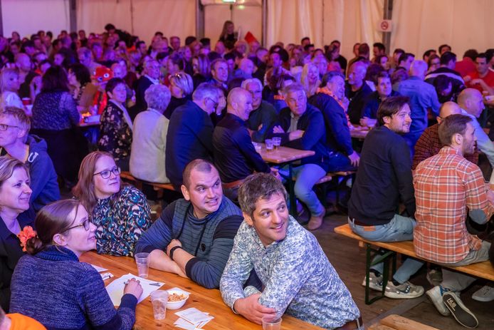 De vierhonderd deelnemers verdeeld over vijftig teams zaten op bankjes aan lange tafels.