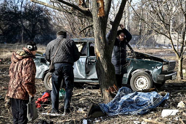 I passanti hanno pianto il corpo di una persona cara dopo che la Russia ha bombardato la città orientale di Chuzhev.  foto AFP