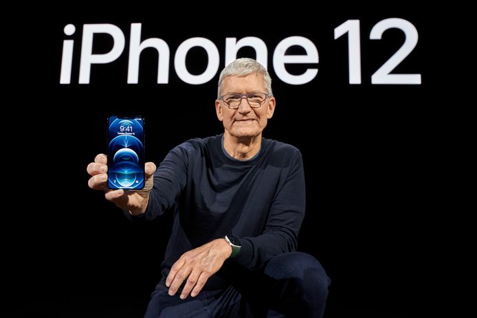 Apple-CEO Tim Cook stelde vorig jaar de iPhone 12 Pro voor, mét 5G.