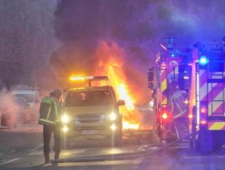 Getakelde wagen vat vuur tijdens vervoer in Zwijnaarde, ook geparkeerde wagen raakt beschadigd