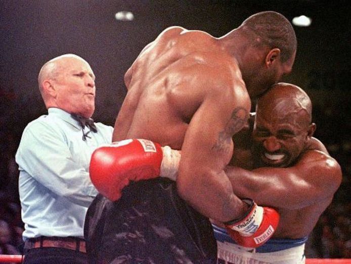 Het moment waarop Tyson een stuk uit het oor van Holyfield beet.