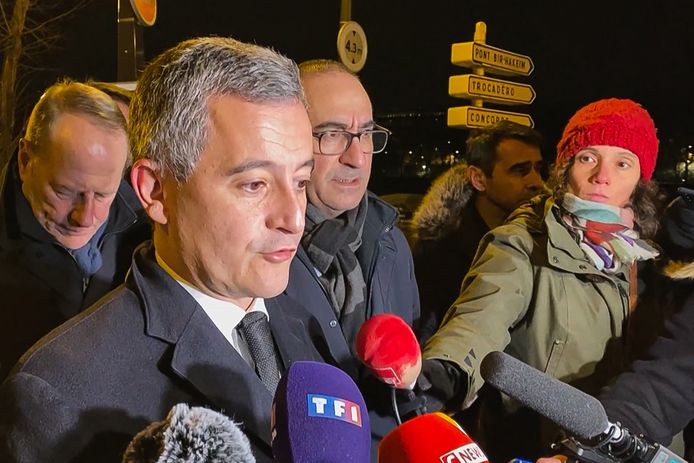 De Franse minister van Binnenlandse Zaken Gérald Darmanin zaterdagavond omringd door de pers na de dodelijke mesaanval in hartje Parijs.