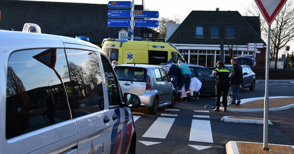 Fietser gewond door botsing met auto in Den Ham.