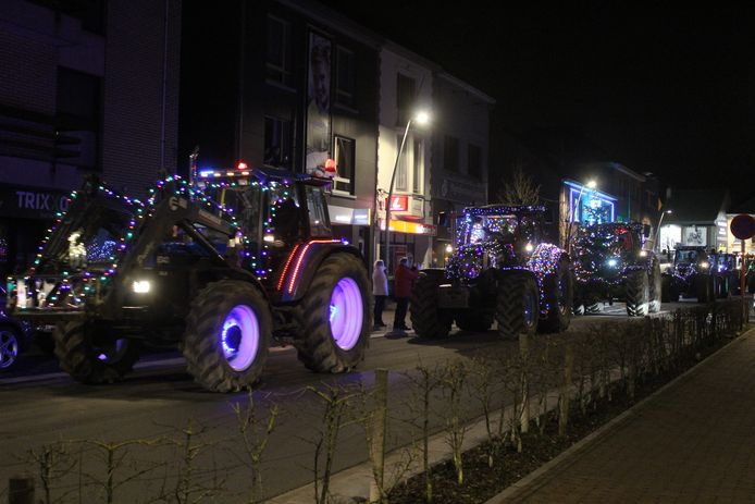 In Ternat trekt een Tractorenparade door de straten.