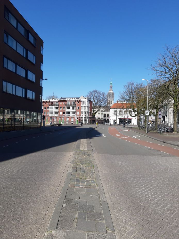 Lege straten en een leeg winkelcentrum Barones tijdens de coronacrisis waarbij mensen is geadviseerd zoveel mogelijk thuis te blijven en alleen naar buiten te gaan als het moet.