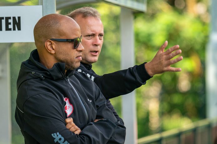 René Knuiman, trainer van Jonge Kracht in gesprek met assistent Ellis Orgenia. De Huissense coach verloor in tweeënhalf jaar bij Jonge Kracht geen enkele van de 25 competitiewedstrijden.