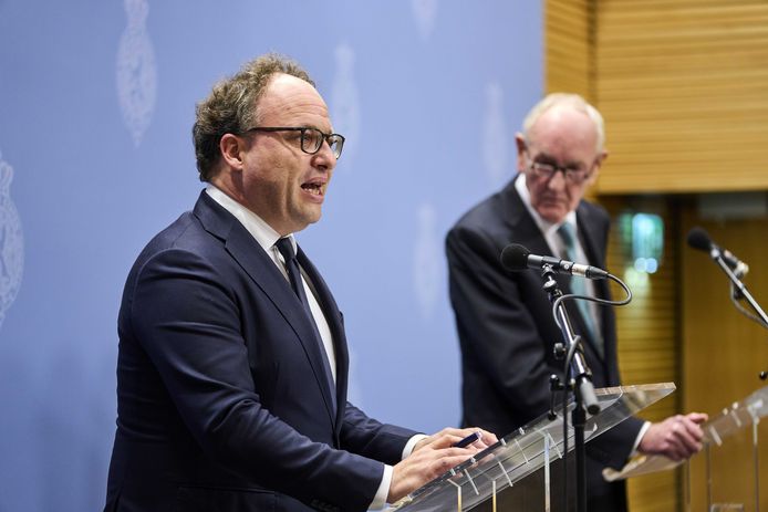 Informateurs Wouter Koolmees (D66, links) en Johan Remkes (VVD) geven een persconferentie over de formatie.