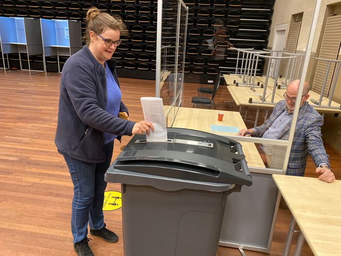 Echt storm liep het maandagochtend niet bij het stembureau in het gemeentehuis in Hoogerheide. Mondjesmaat druppelden er mensen binnen.