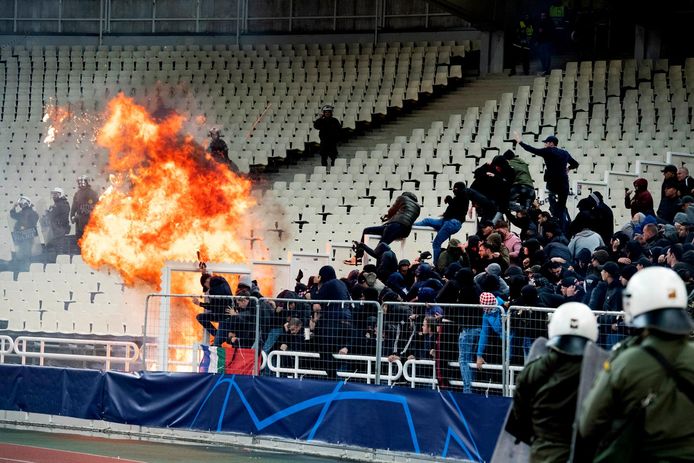 Voorafgaand aan de Champions Leaguewedstrijd van AEK Athene en Ajax waren er rellen op de tribune tussen fans van beide teams. Er werd ook een molotovcocktail naar de Ajax-fans gegooid.