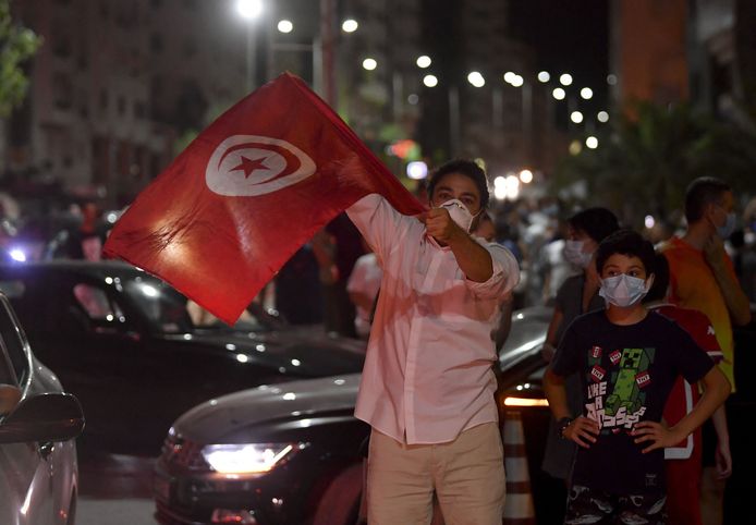 in de Tunesische hoofdstad Tunis gingen zondagavond mensen de straat op nadat president Kais Saied had aangekondigd de werkzaamheden van het parlement op te schorten en premier Hichem Mechichi te vervangen.