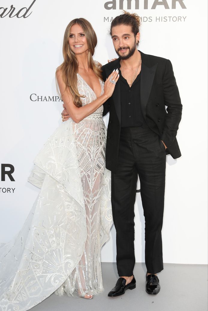 Klaar voor huwelijksklokken? Heidi Klum arriveert in trouwjurk naast Tom Kaulitz op het amfAR Gala in Cannes op 17 mei 2018. Reporters / Abaca