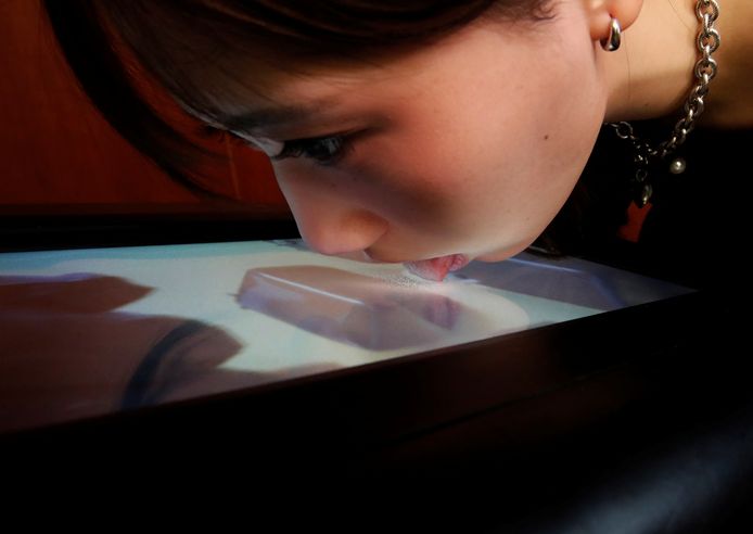 De 22-jarige Yuki Hou, een studente aan de Meiji-universiteit, testte het 'likbare' scherm uit.