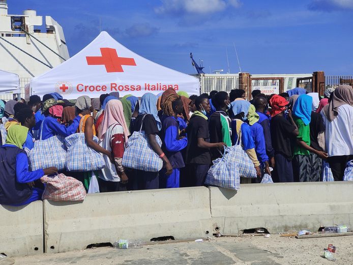 Een groep migranten op Lampedusa wacht terwijl de Italiaanse autoriteiten vervoer proberen te regelen. (13/09/23)