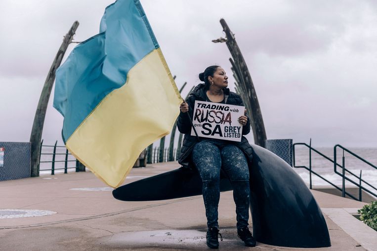 Een demonstrant bij het Umhlanga-strand in Durban. Beeld AFP