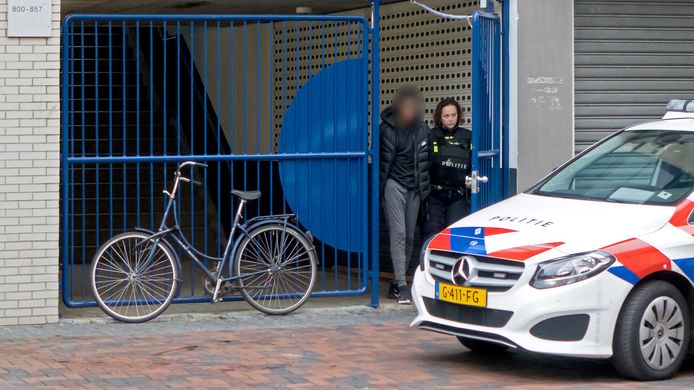 De politie rekent een verdachte in.