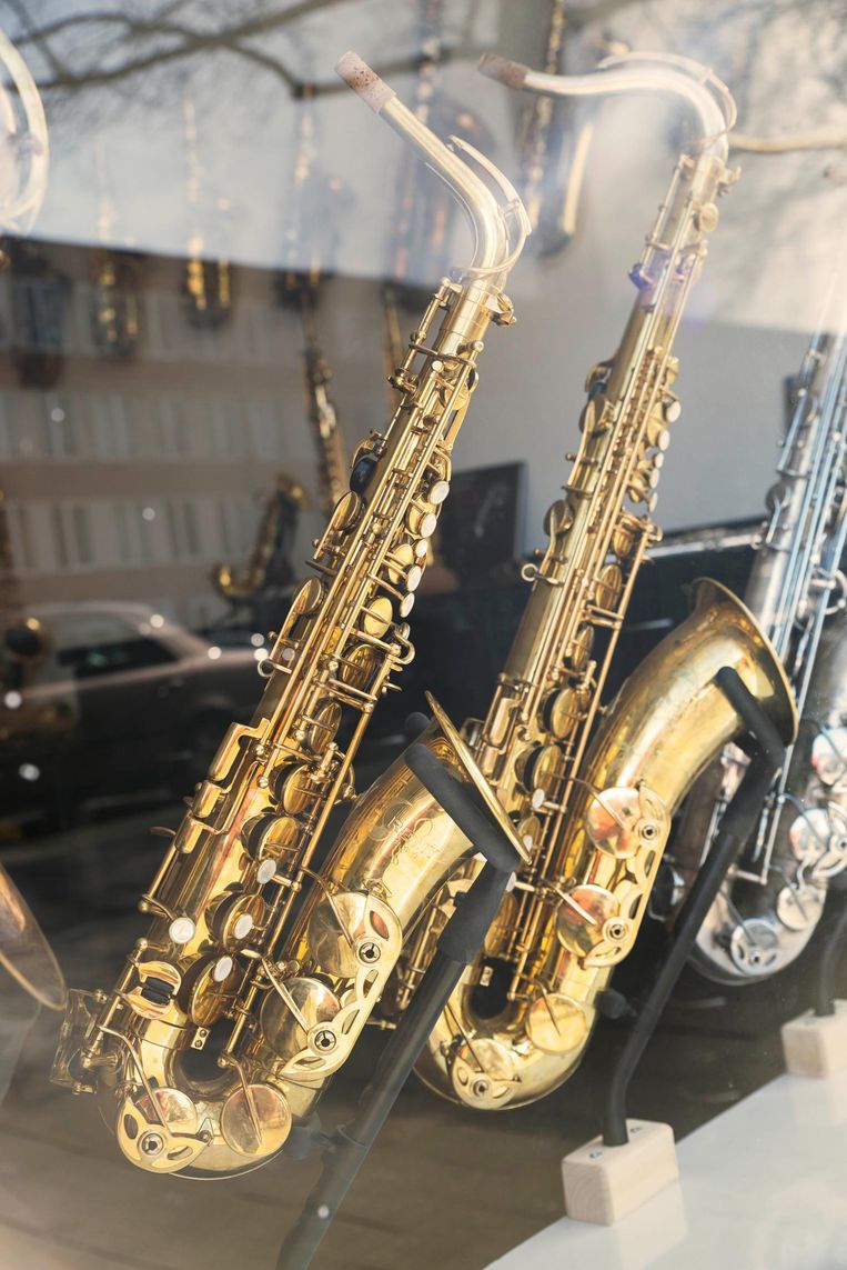 Voor in de winkel op de Hoofdweg prijken nieuwe saxofoons voor de verkoop, achterin heeft Veerman zijn atelier Beeld Charlotte Odijk