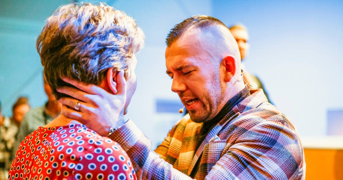Miny uit Daarle was bij optreden prediker Tom de Wal in Twente: ‘Ten onrechte in kwaad daglicht gest