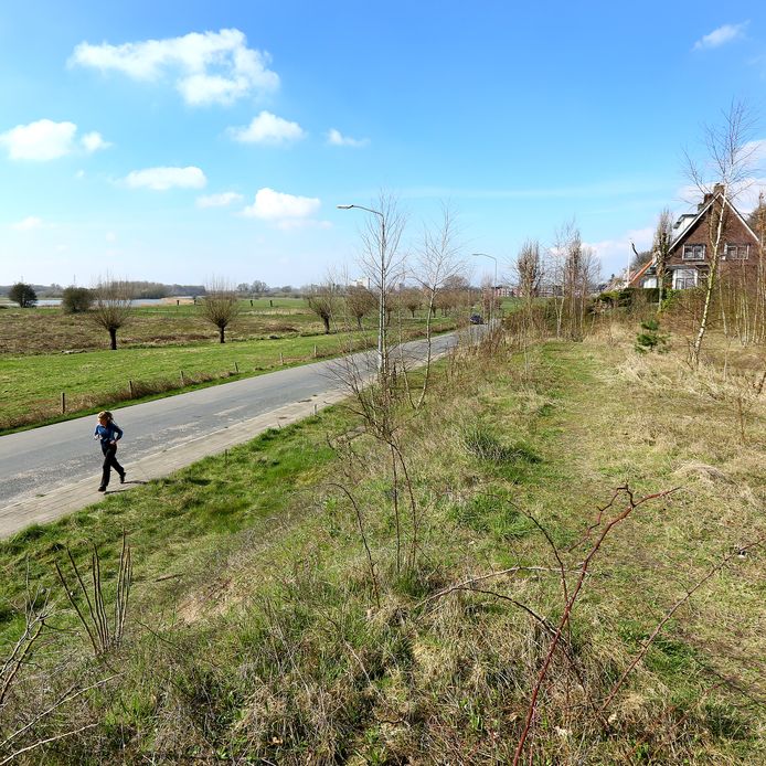 Het braakliggende terrein aan de Veerweg 121 in Wageningen op een zonnige dag in maart 2017.