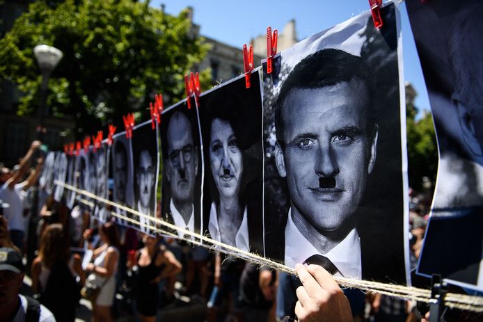 Emmanuel Macron et de nombreux autres hommes et femmes politiques comparés à Adolf Hitler.