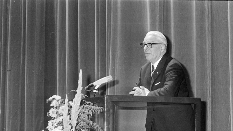 Piet Mijksenaar bij zijn afscheid in 1966 in de RAI. Beeld anp