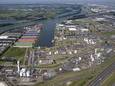 Luchtfoto van de Botlek in de Rotterdamse haven.