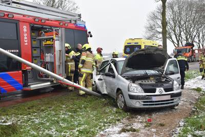 Auto knalt hard op lantaarnpaal na botsing in Ammerzoden