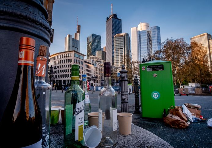 Stille getuigen van een voorlopig laatste avondborrel op het Operaplein in Frankfurt.