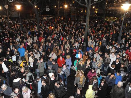 Plus de 1.500 personnes en hommage aux victimes de Paris