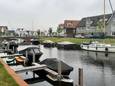 Bootjes bij huis aan de kade in het Waterfront in Harderwijk.
