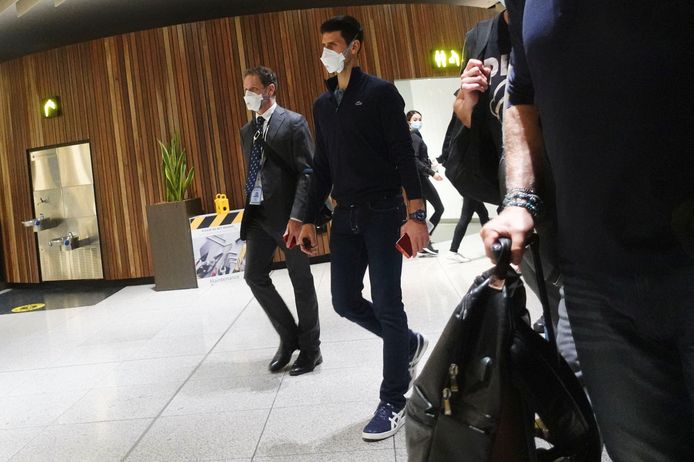 Новак Джокович на летището в Мелбърн на път за Дубай.