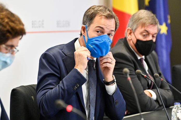 Premier Alexander De Croo, met Waals minister-president Elio Di Rupo en Vlaamse minister-president Jan Jambon aan zijn zij op het Overlegcomité.